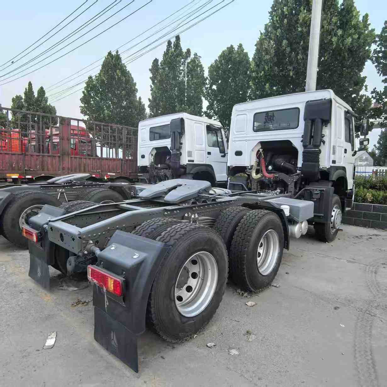 SINOTRUK Howo 6x4 400-horsepower tractor truck - Image 3