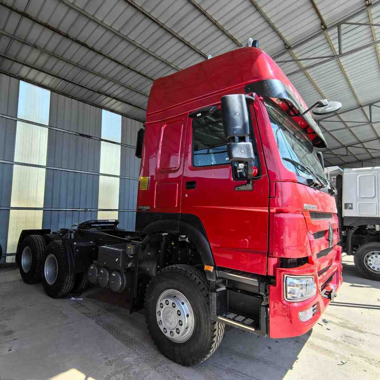 SINOTRUK HOWO high cub 6X4 pull car - Image 4