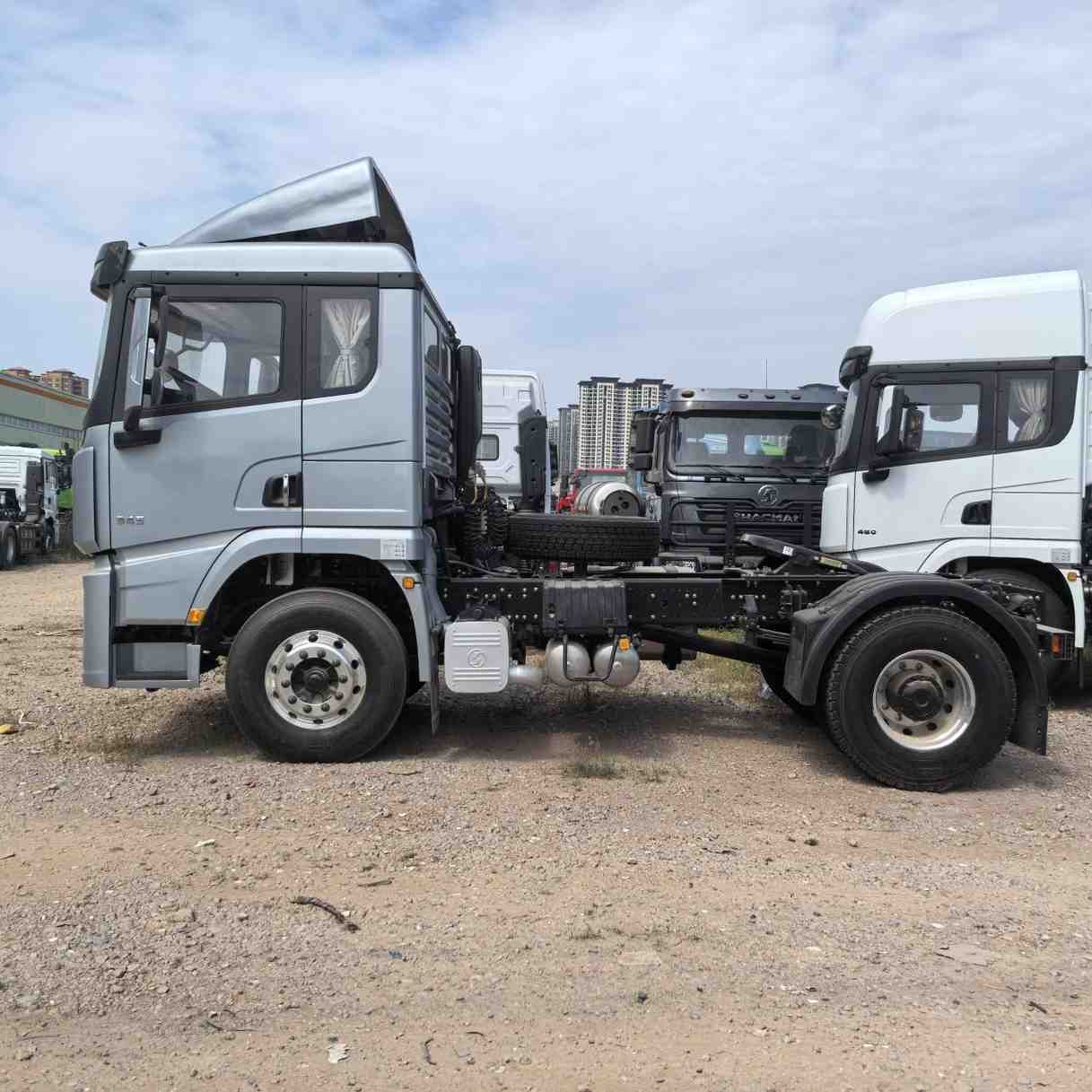 SHACMAN X5000 4x2 Pull Up - Image 5