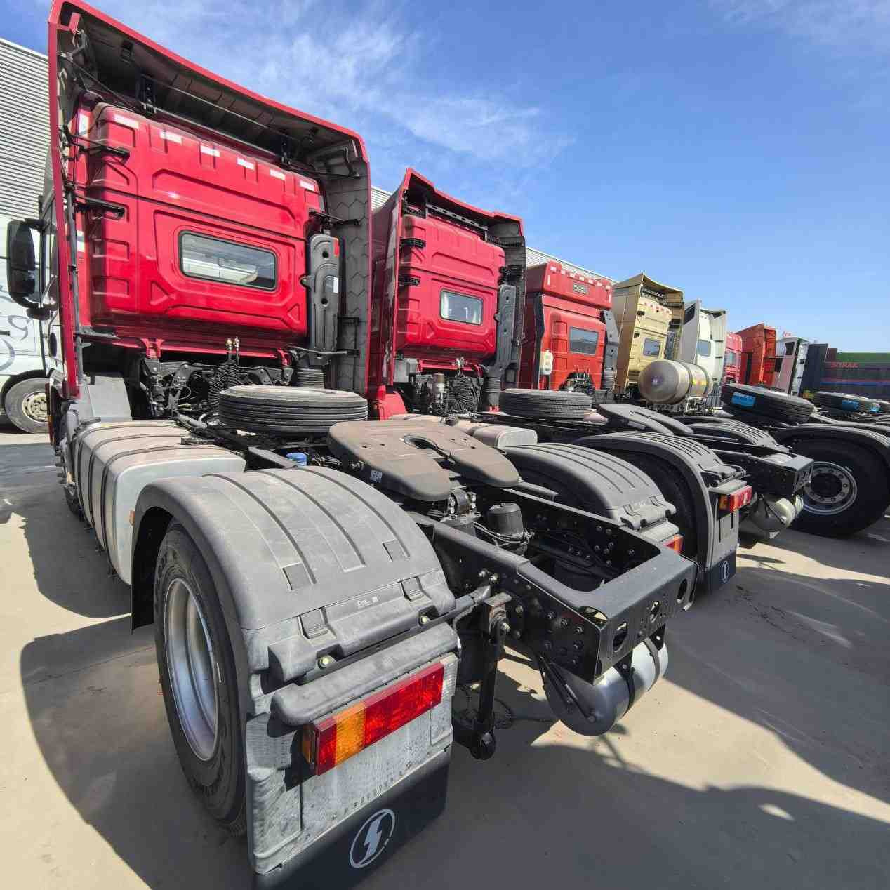 SHACMAN X5000 4x2 Pull Up - Image 3