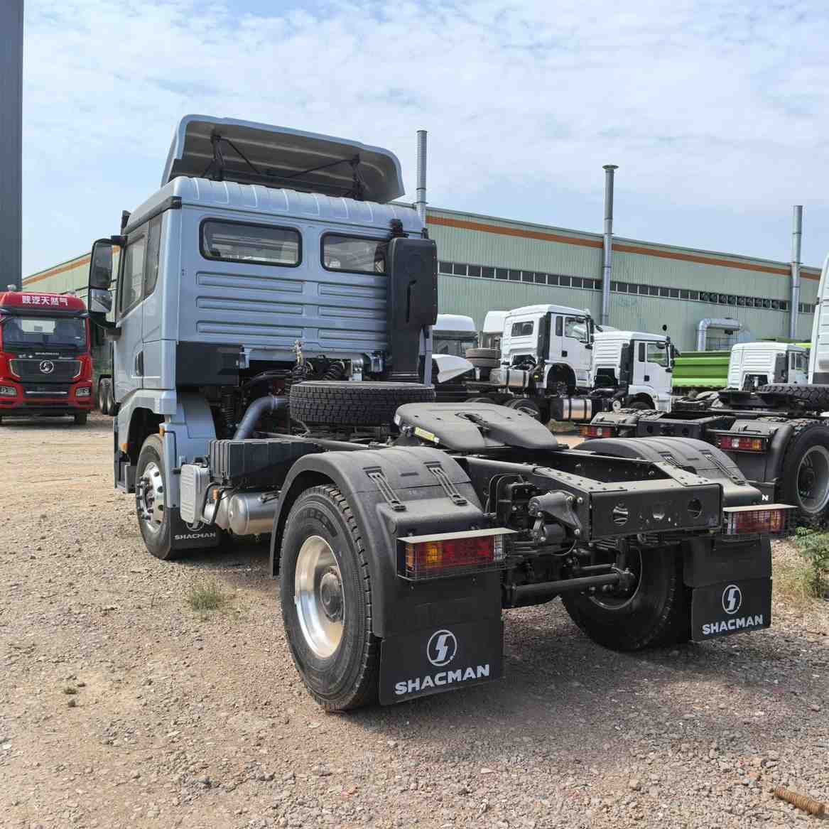 SHACMAN X5000 4x2 Pull Up - Image 2