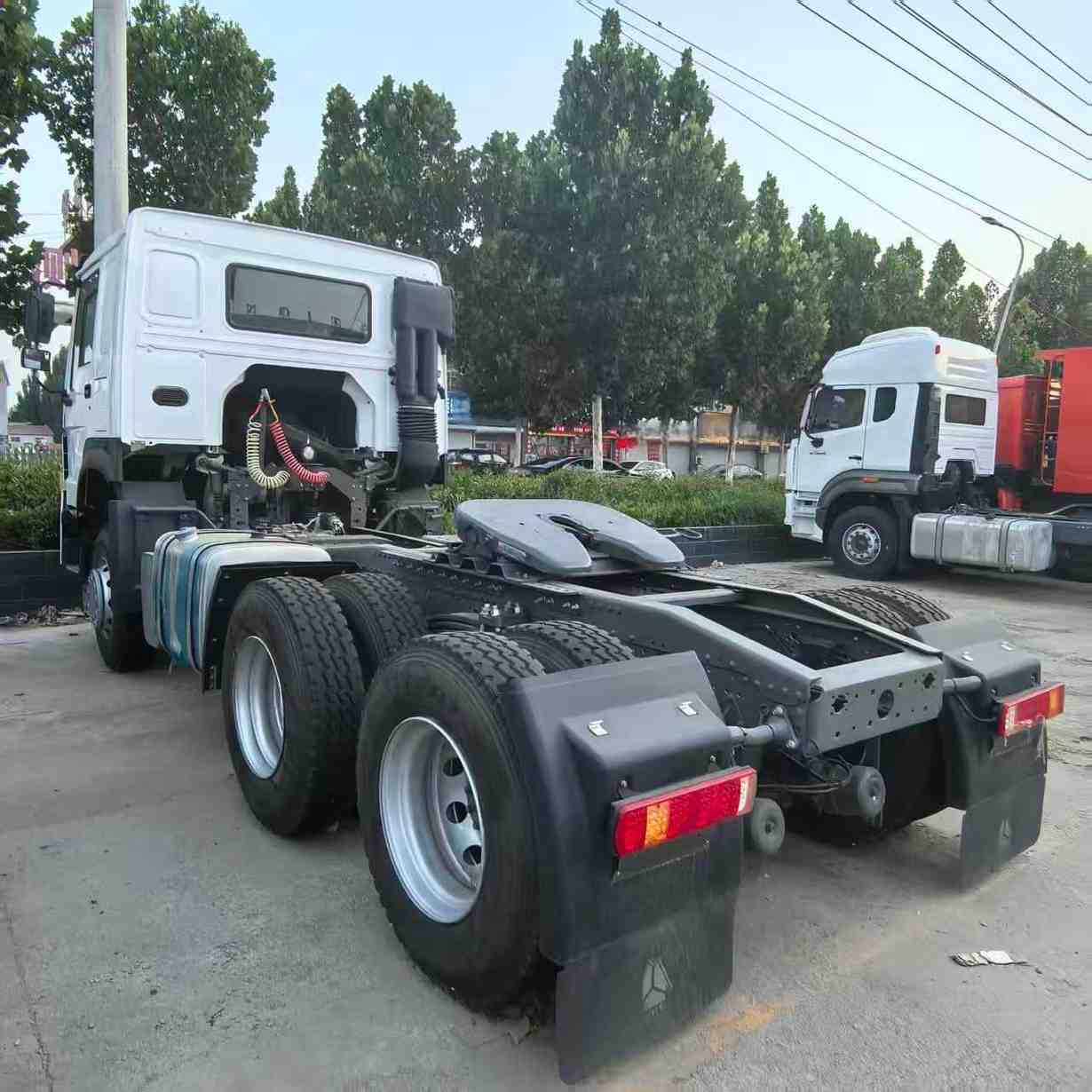 SINOTRUK Howo 6x4 400-horsepower tractor truck - Image 5
