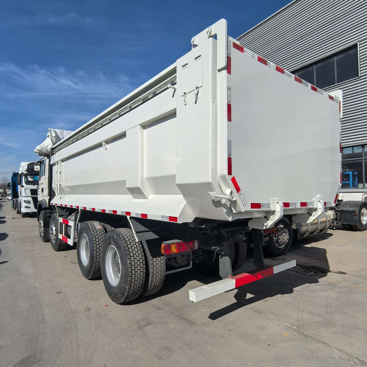 HOWO 400hp TX 8X4 Dump TRUCK - Image 3