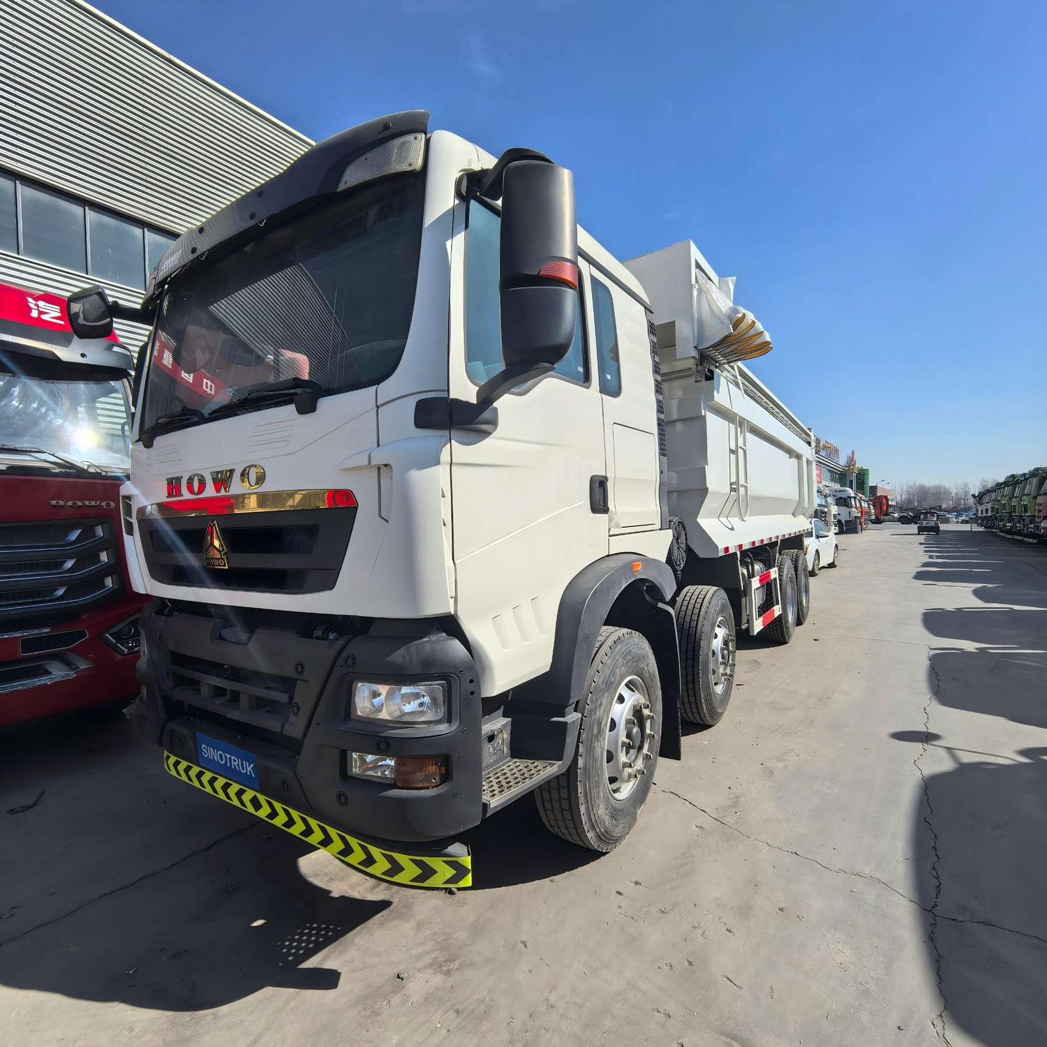 HOWO 400hp TX 8X4 Dump TRUCK - Image 7