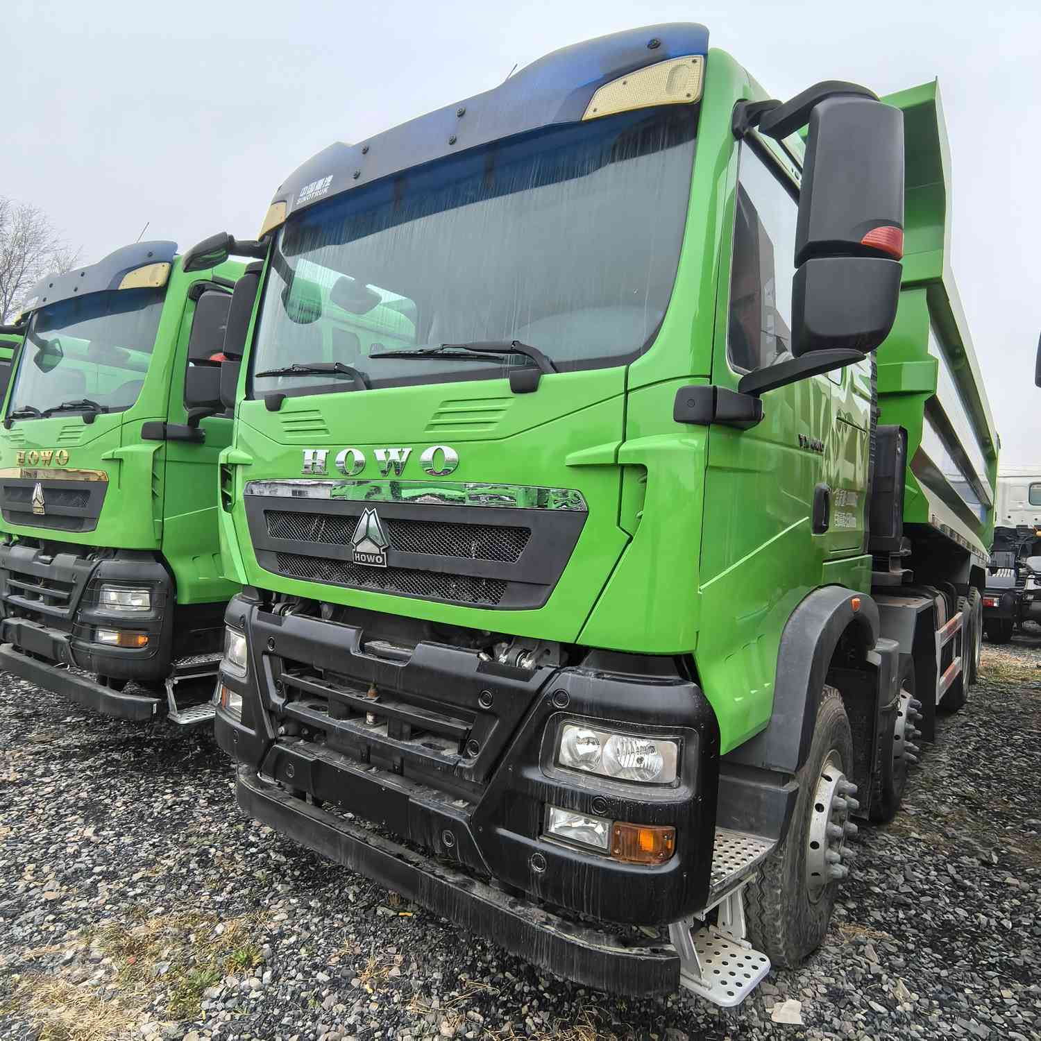 HOWO 400hp TX 8X4 Dump TRUCK - Image 2