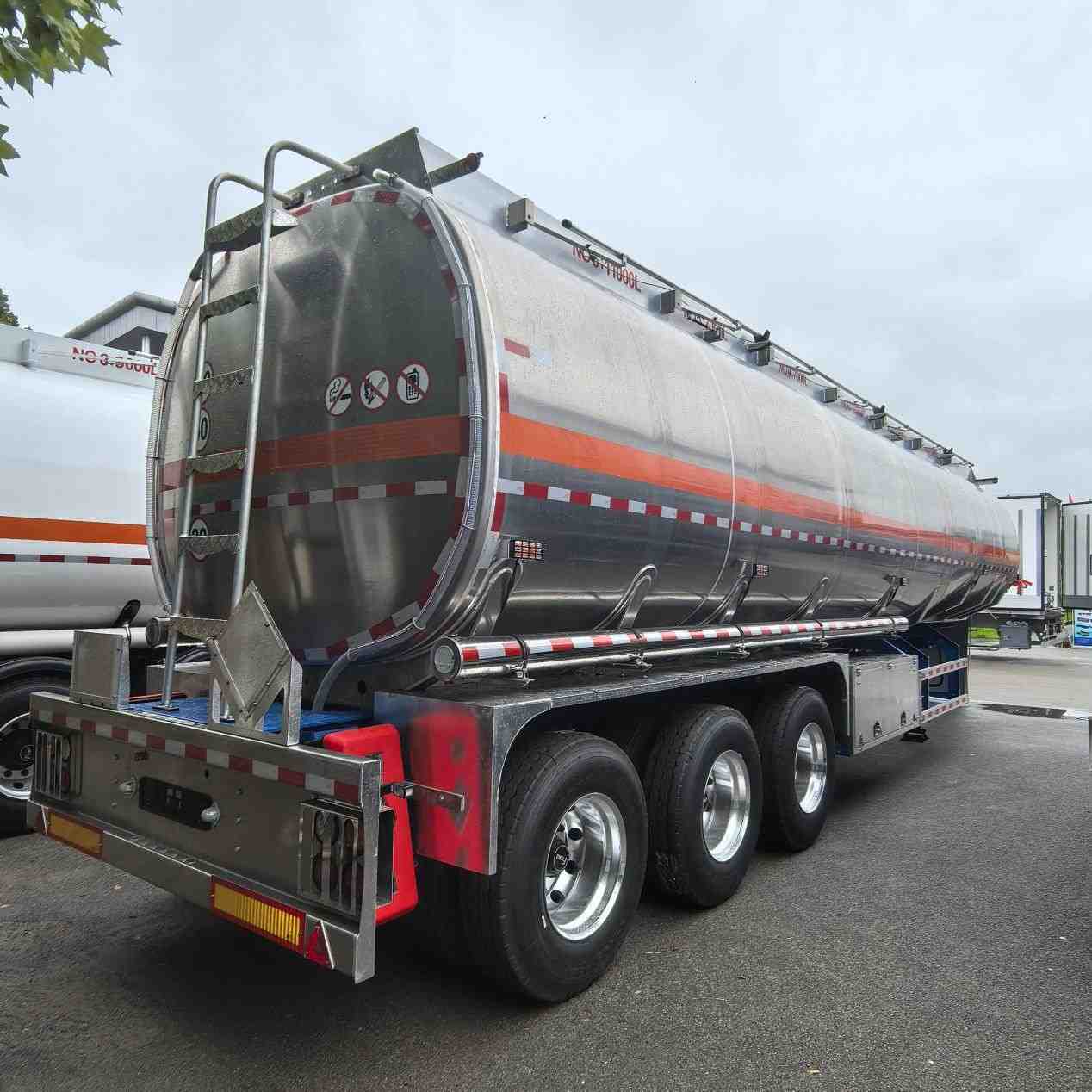 48000L aluminum alloy oil tank semi-trailer - Image 3