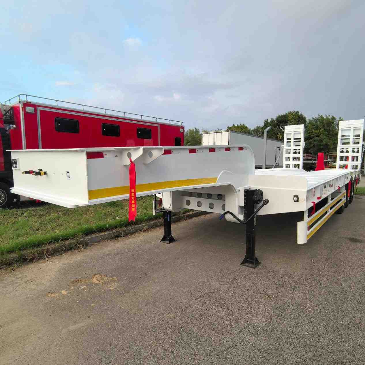 Low flatbed semi-trailer - Image 2