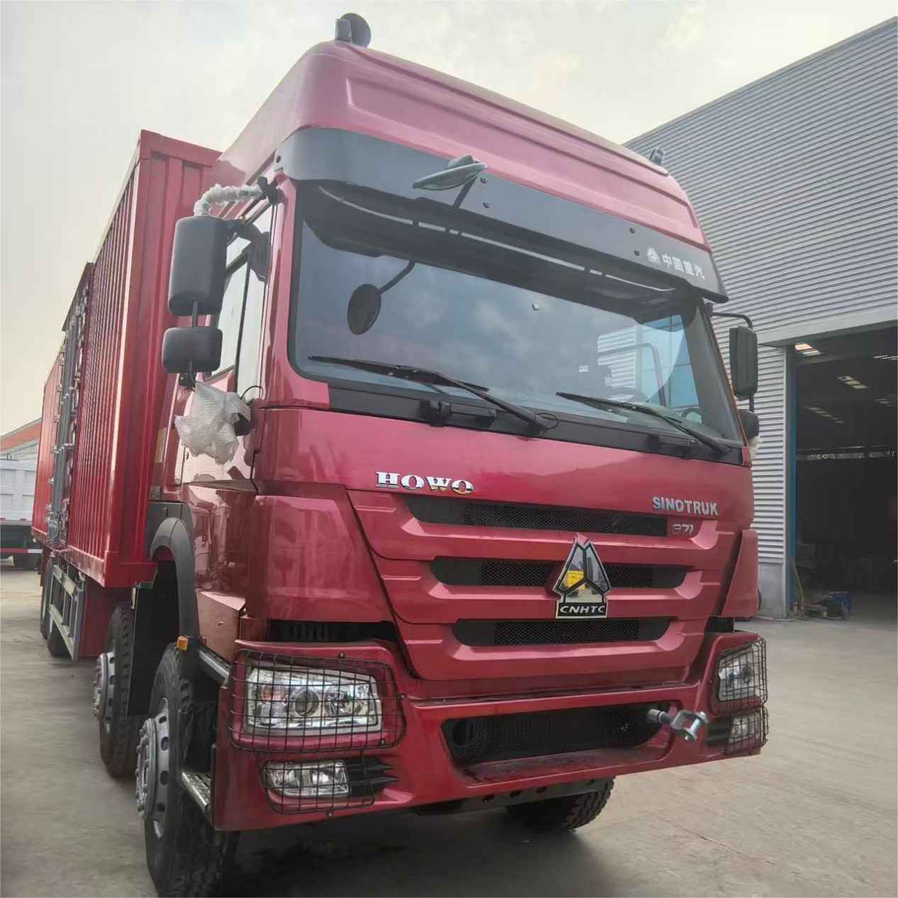 SINOTRUK HOWO 8X4 cargo chassis - Image 3
