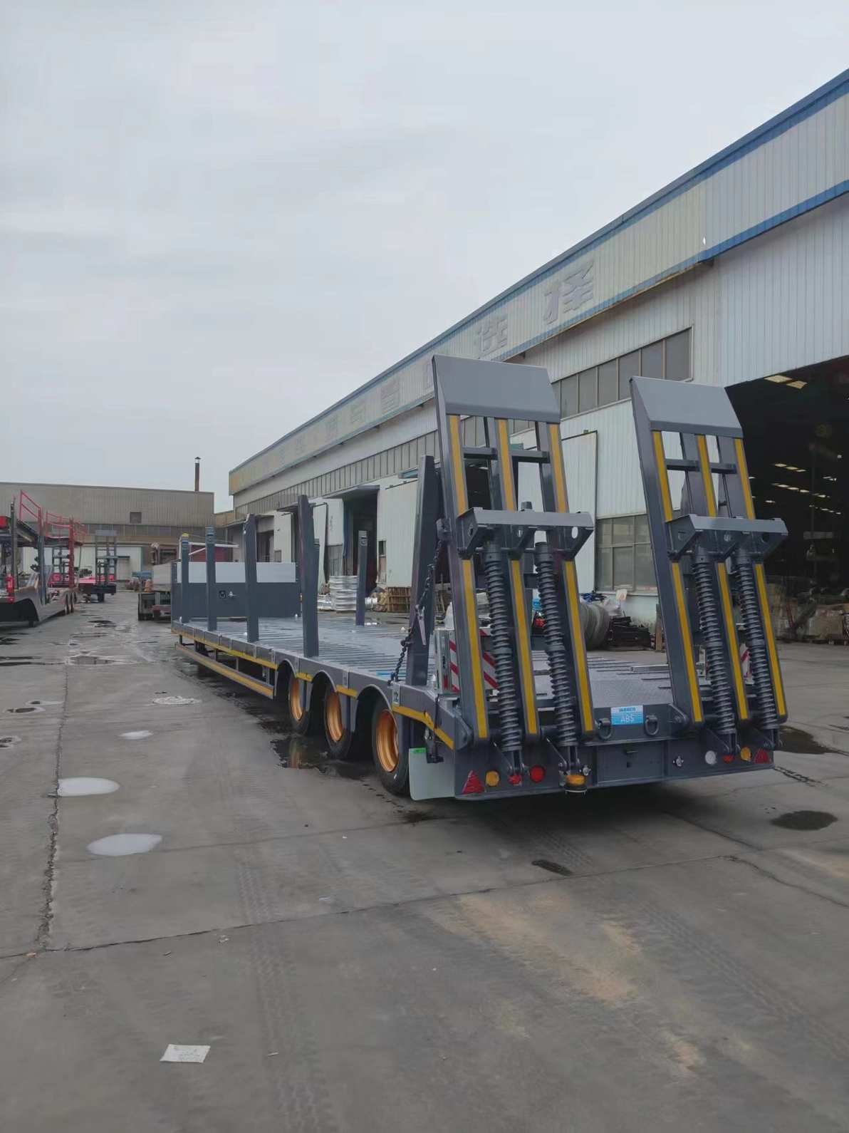 3-Axis Low Flatbed Semi-Trailer (with Wooden Piles) - Image 6