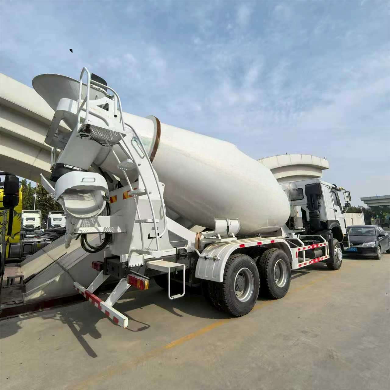 Howo 6x4 mixer truck - Image 6