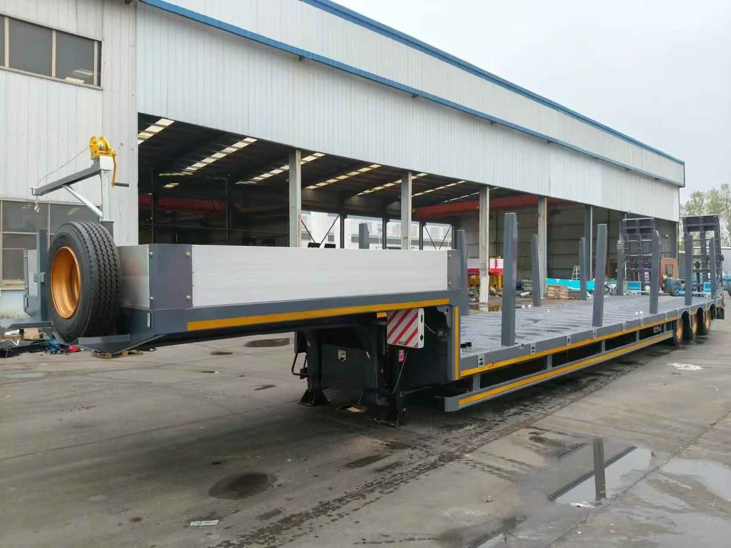 3-Axis Low Flatbed Semi-Trailer (with Wooden Piles) - Image 7