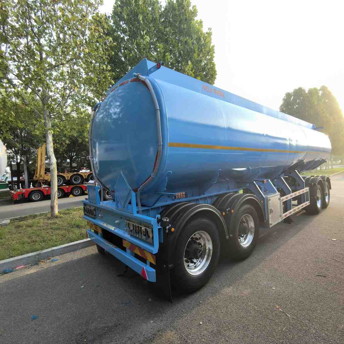 4-axis 42000L 3-cabin full trailer tanker - Image 2