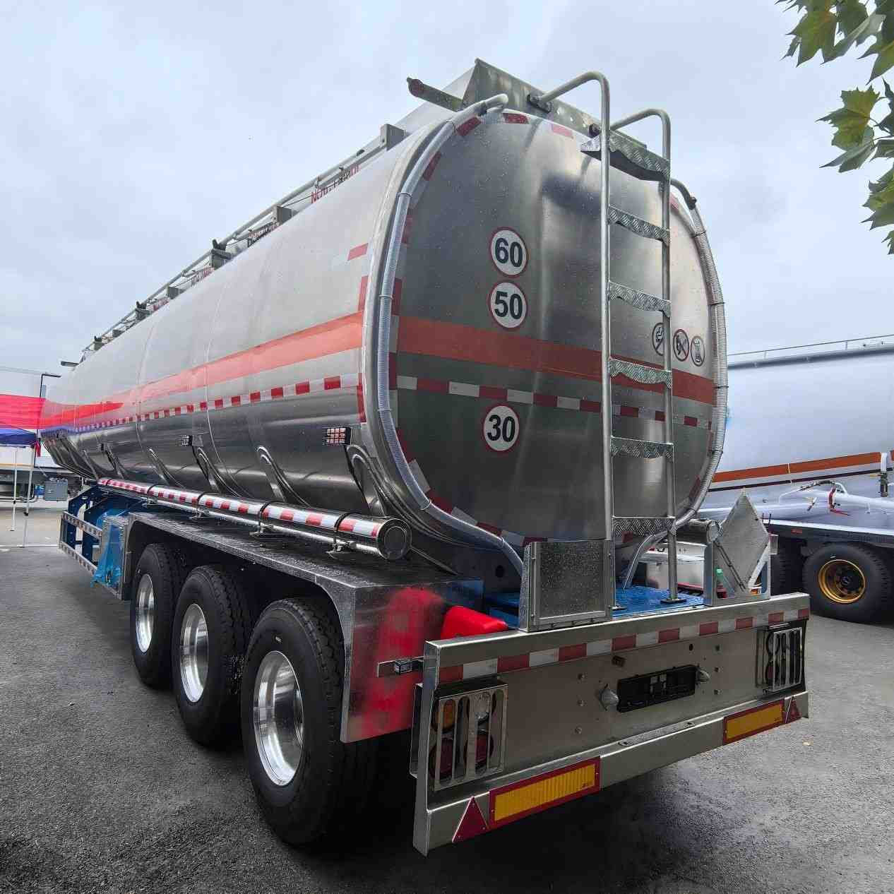 48000L aluminum alloy oil tank semi-trailer - Image 4