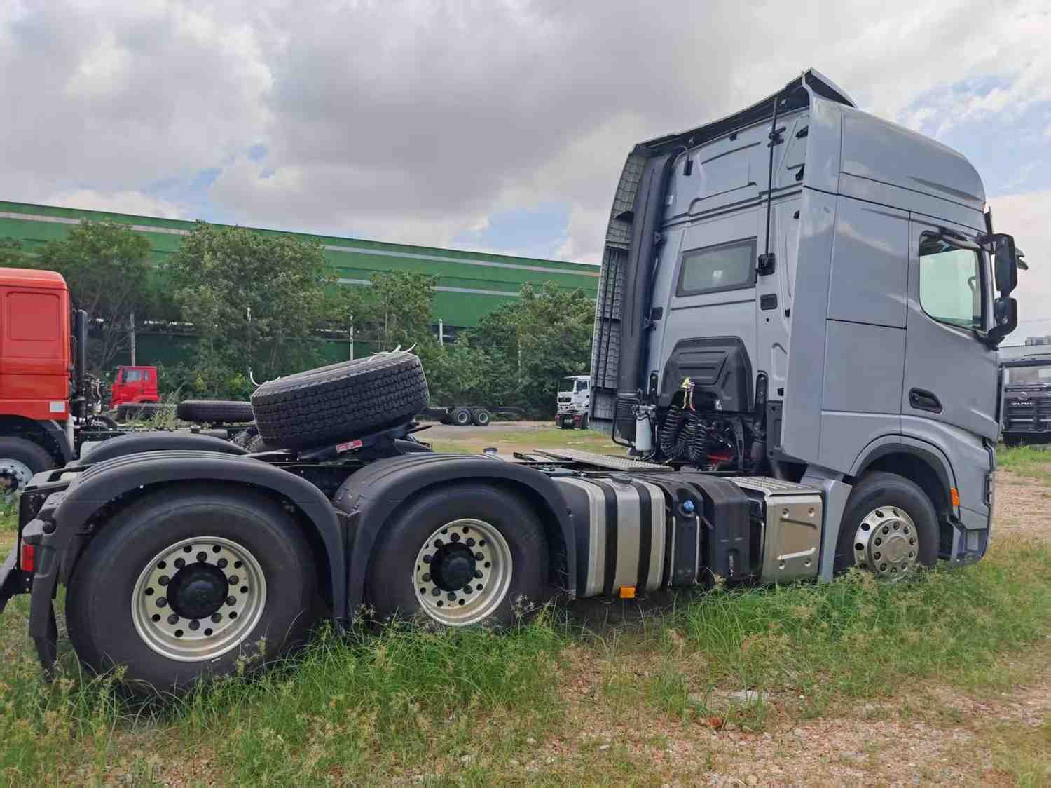 SHACMAN X6000 6x4 Pull Up - Image 4