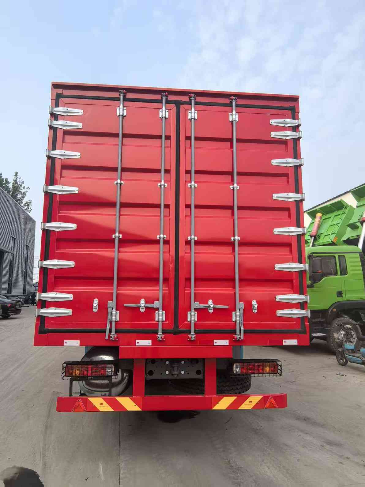 SINOTRUK HOWO 8X4 cargo chassis - Image 4