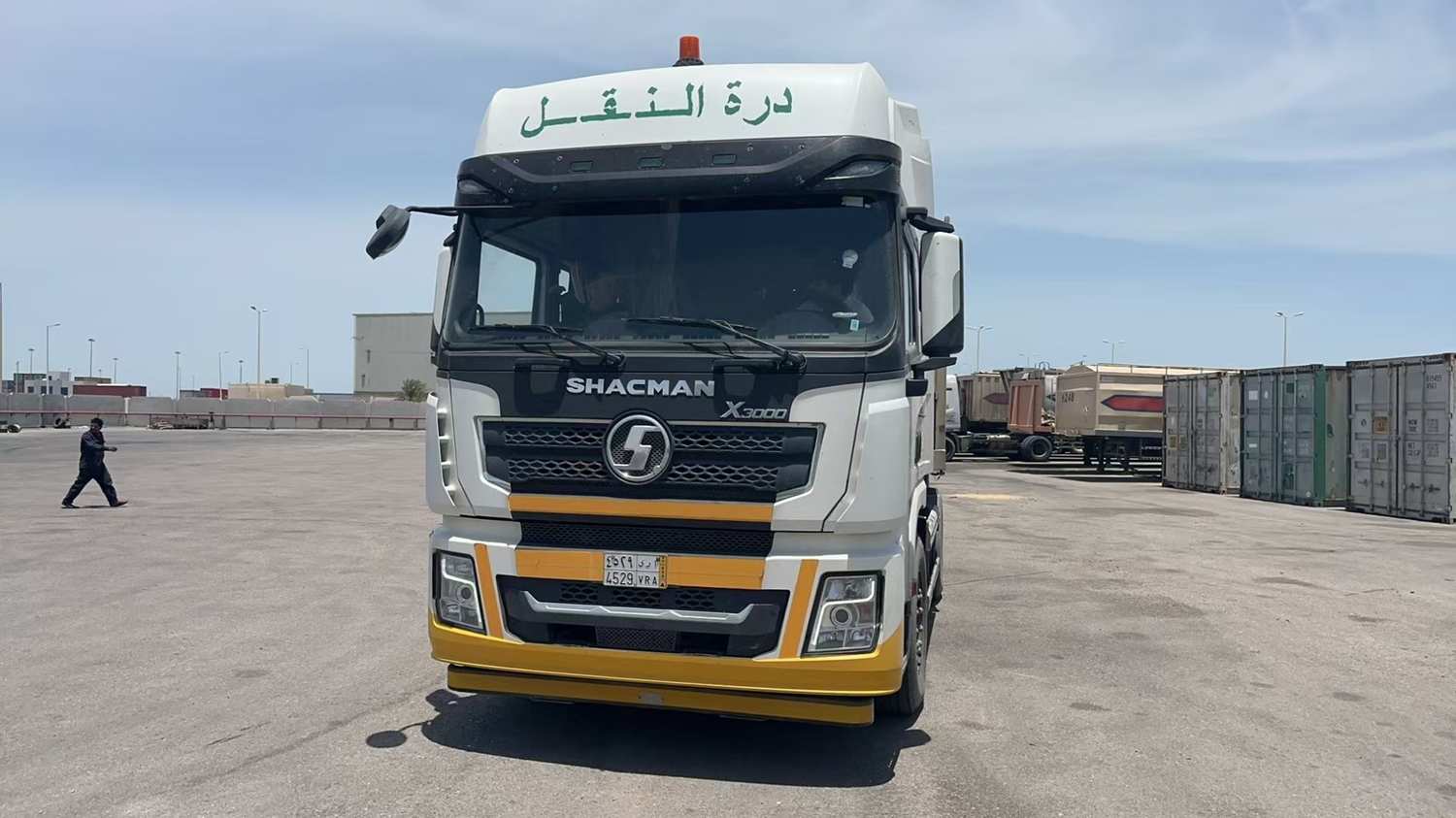 SHACMAN X3000 4X2 tractor truck - Image 5