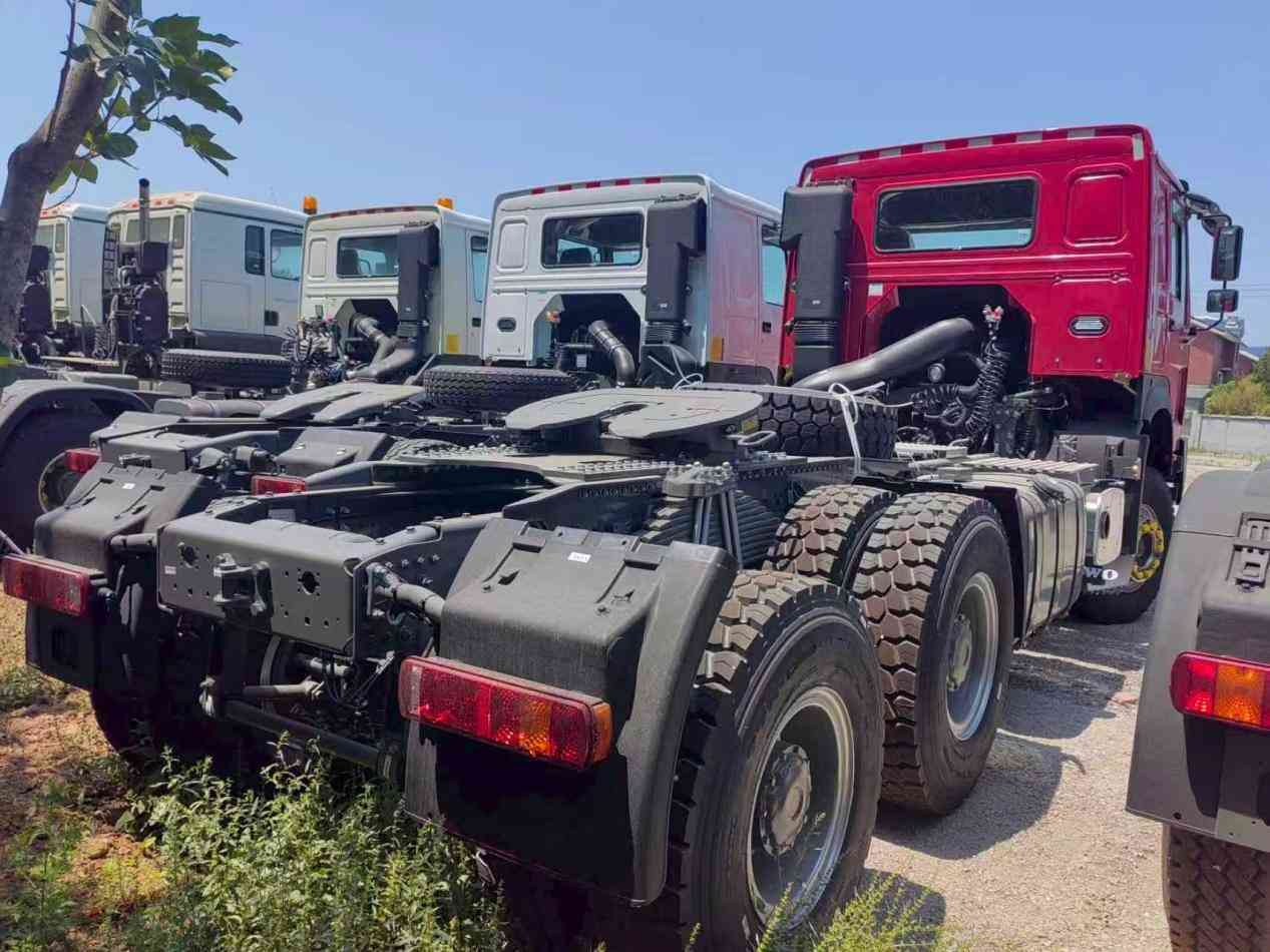 Heavy Automotive HOWO 430 horsepower heavy tractor - Image 4