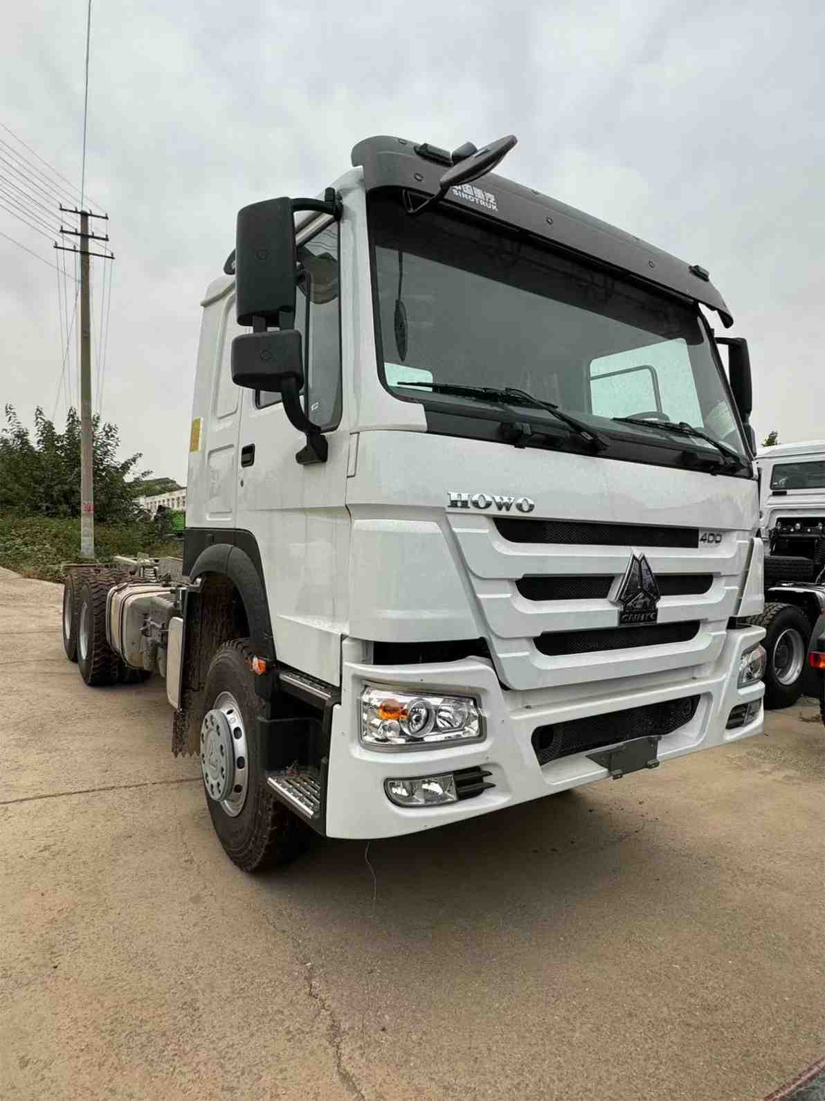 SINOTRUK Howo 6x4 400-horsepower tractor truck - Image 2