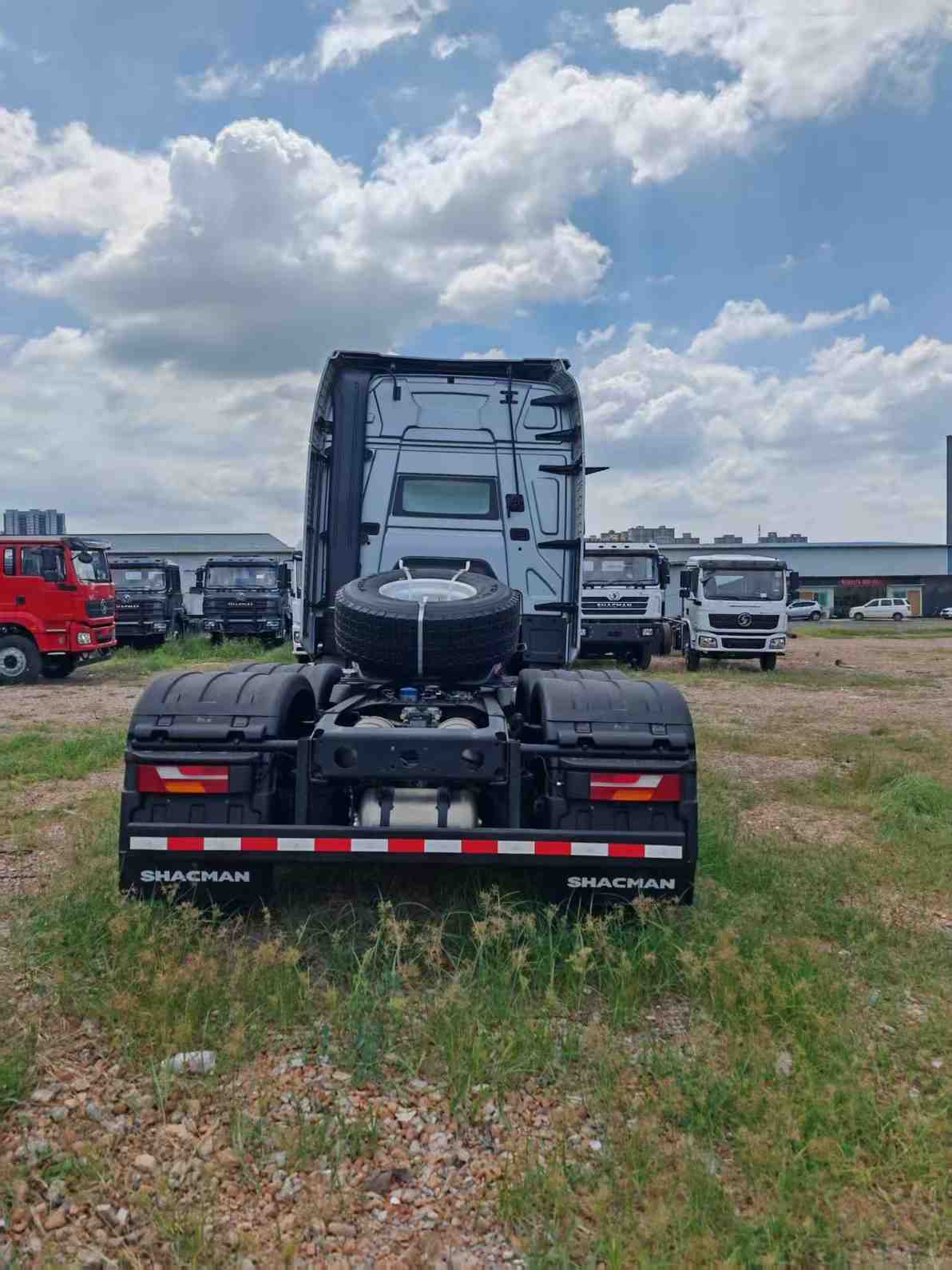 SHACMAN X6000 6x4 Pull Up - Image 3