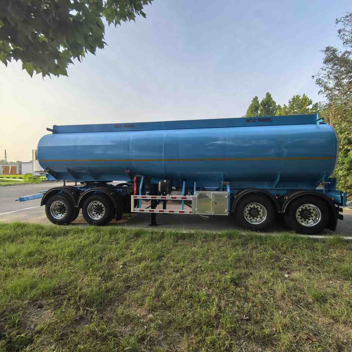 4-axis 42000L 3-cabin full trailer tanker - Image 3