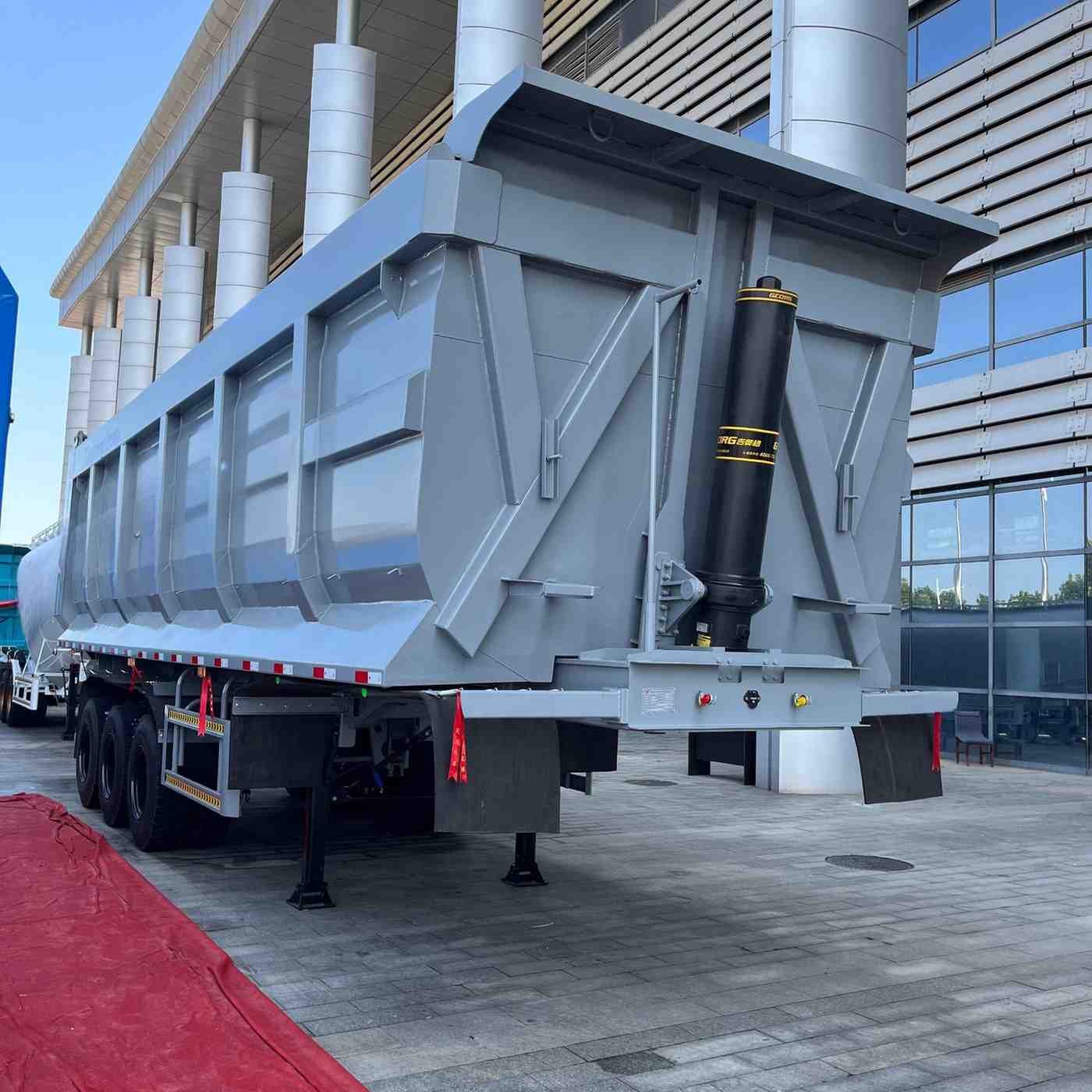 U-shaped three-axle rear-flip self-dumping - Image 2