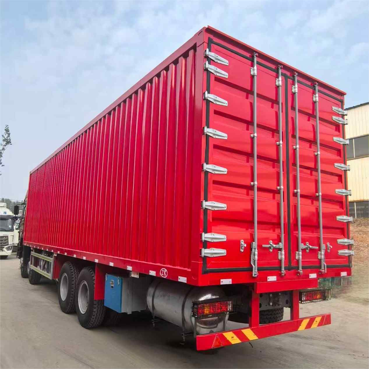 SINOTRUK HOWO 8X4 cargo chassis - Image 5