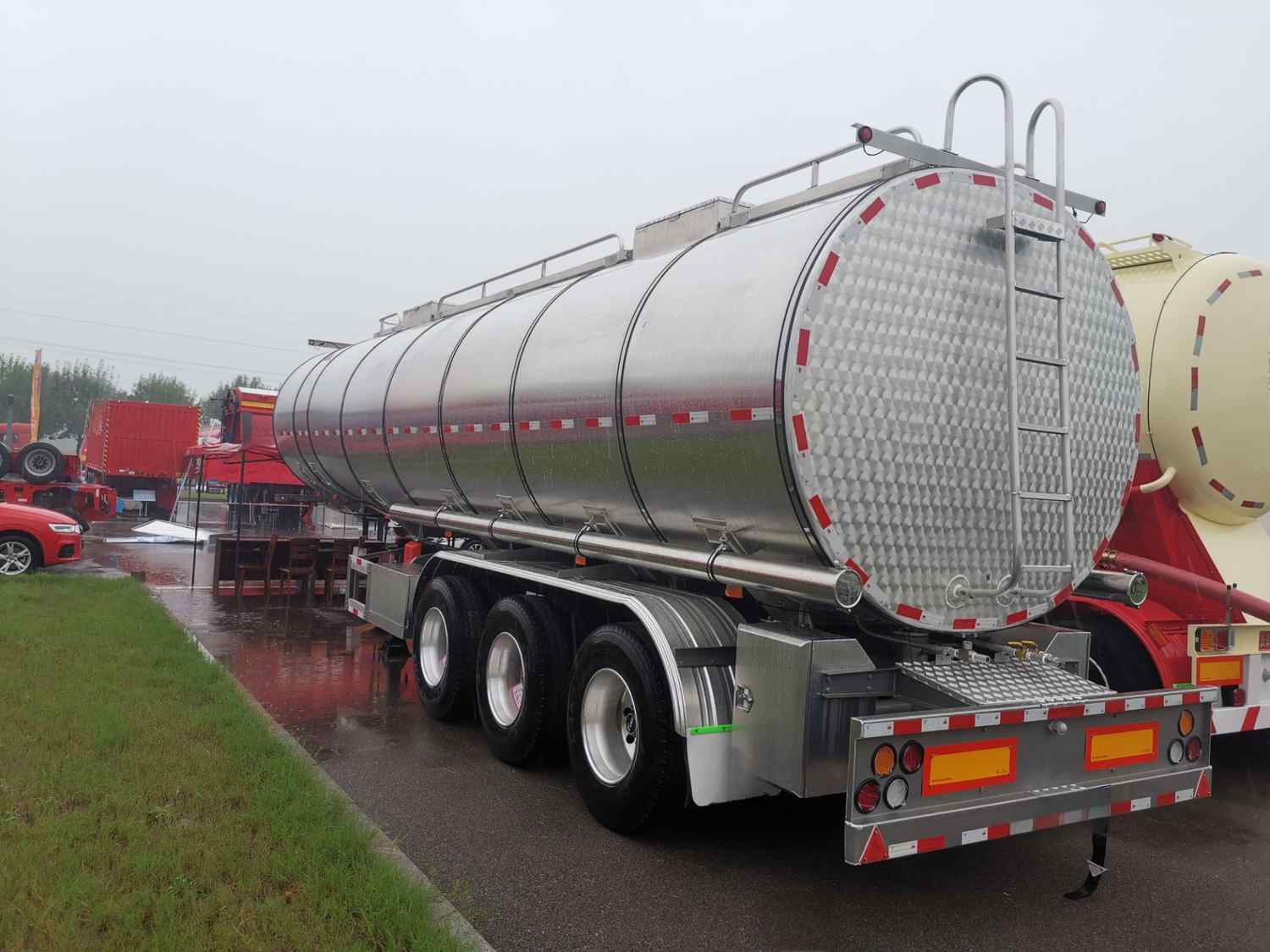 3 axle Edible oil transport semi-trailer - Image 2