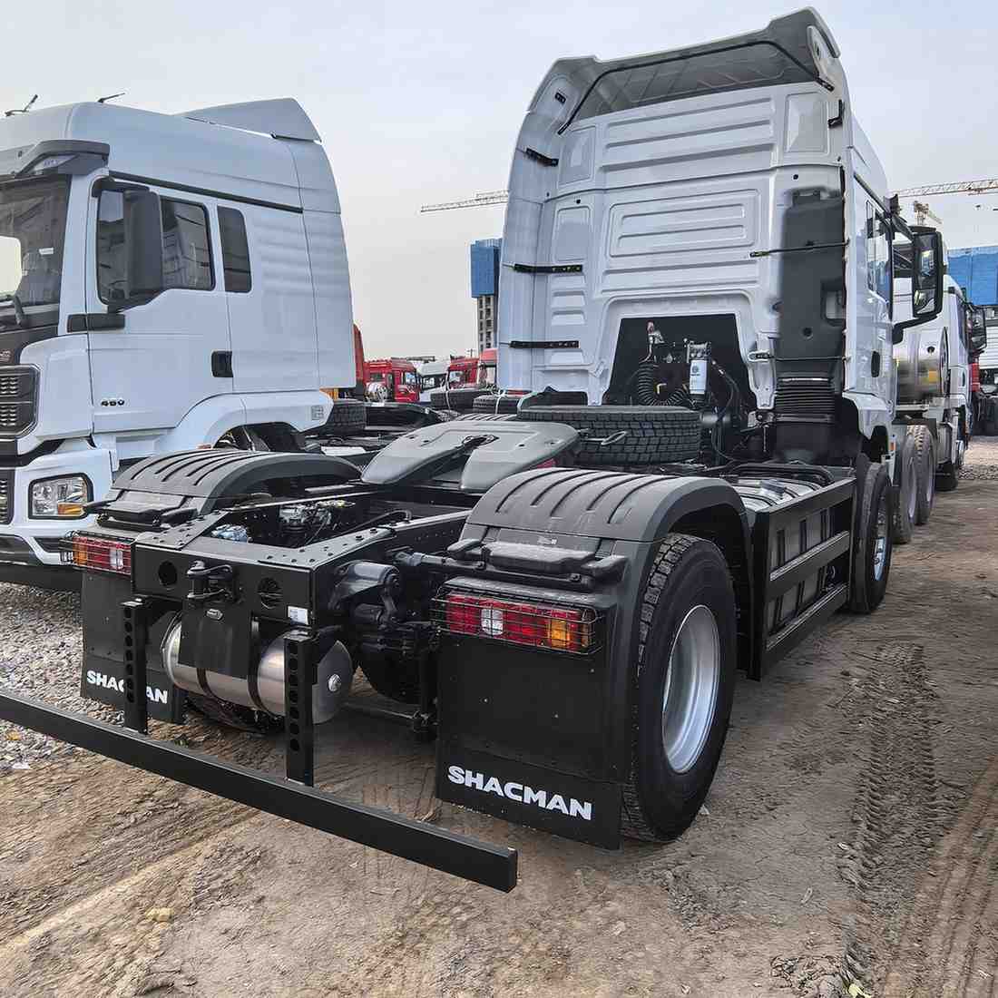 SHACMAN X3000 4X2 tractor truck - Image 3