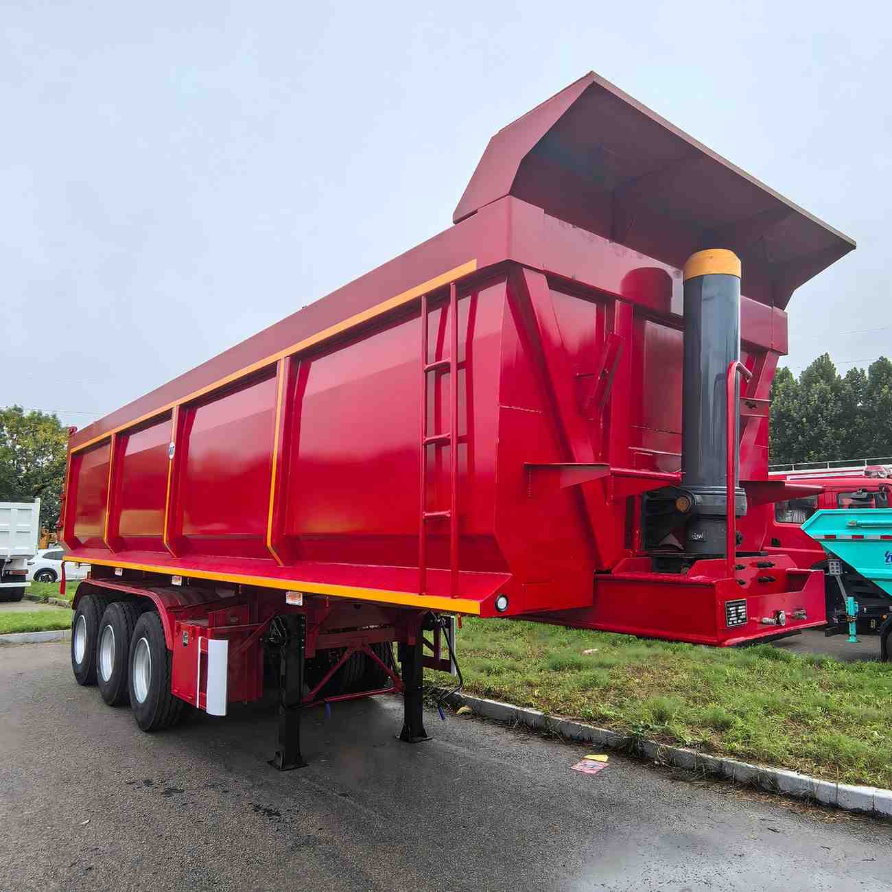 U-shaped three-axle rear-flip self-dumping - Image 3