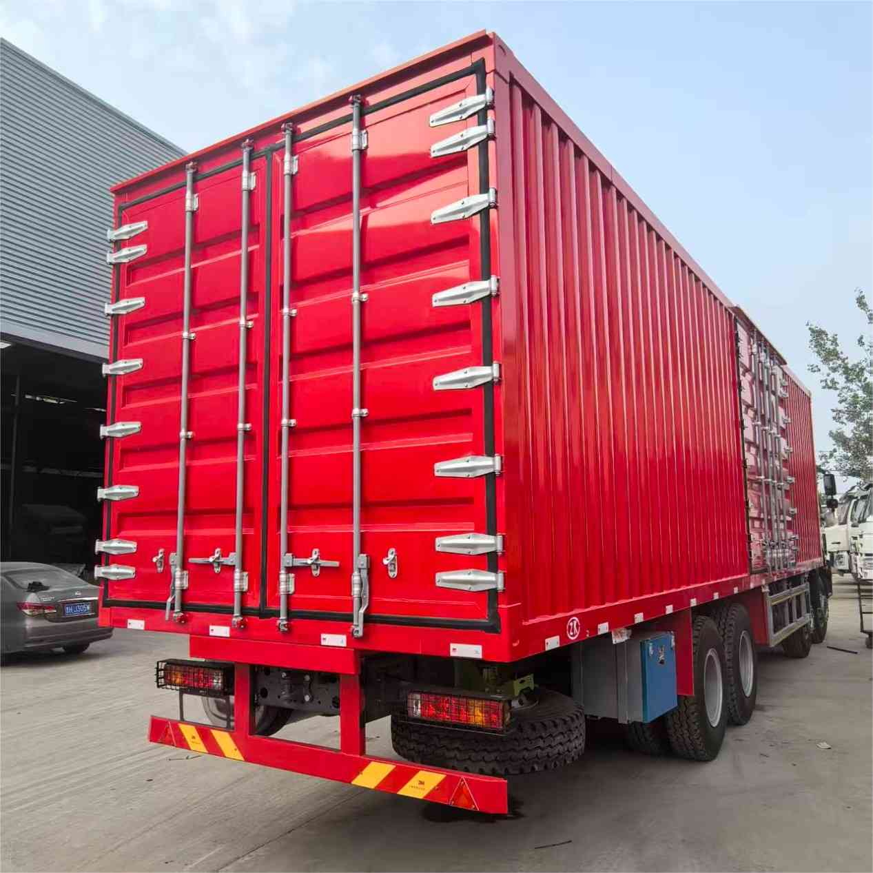 SINOTRUK HOWO 8X4 cargo chassis - Image 6