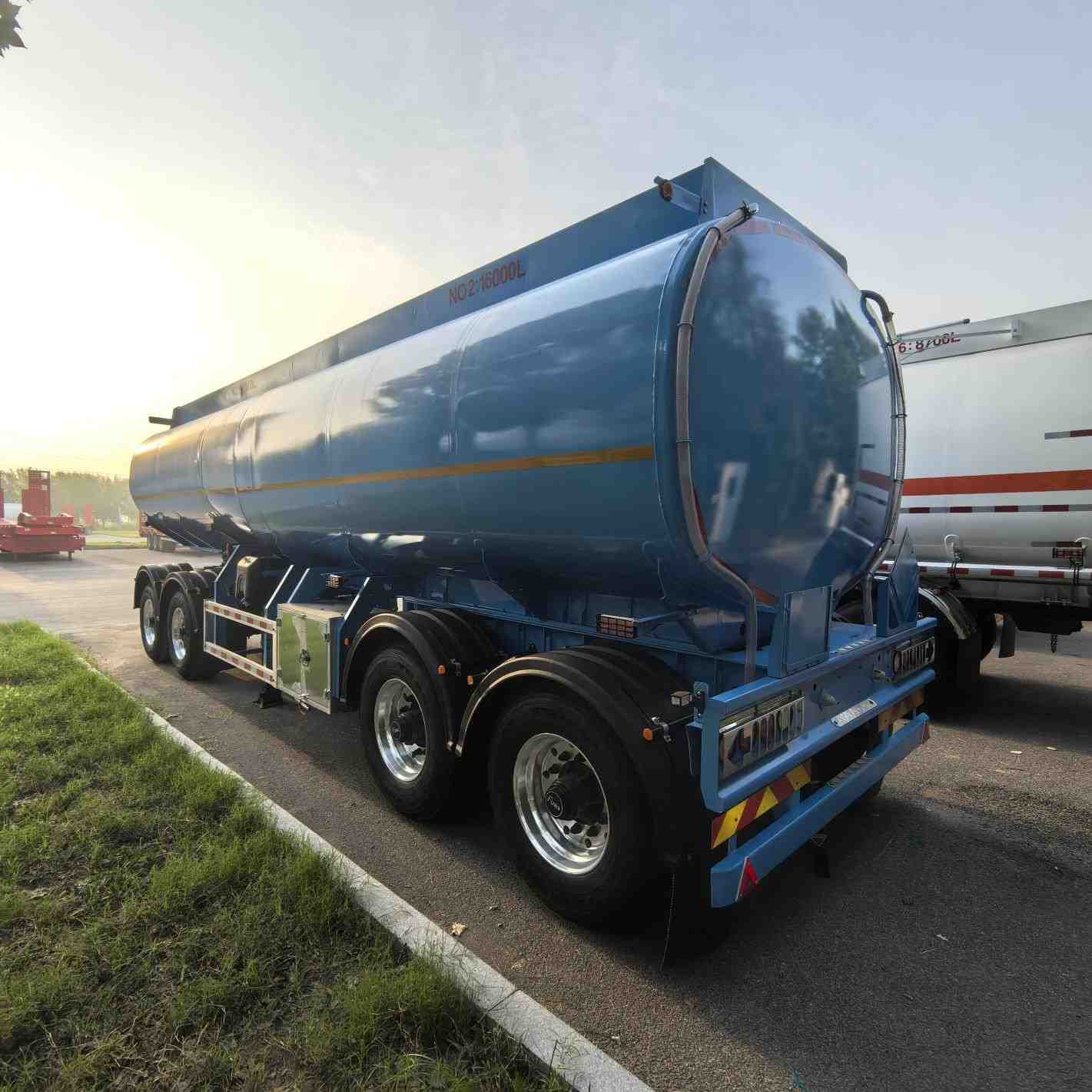 4-axis 42000L 3-cabin full trailer tanker - Image 5