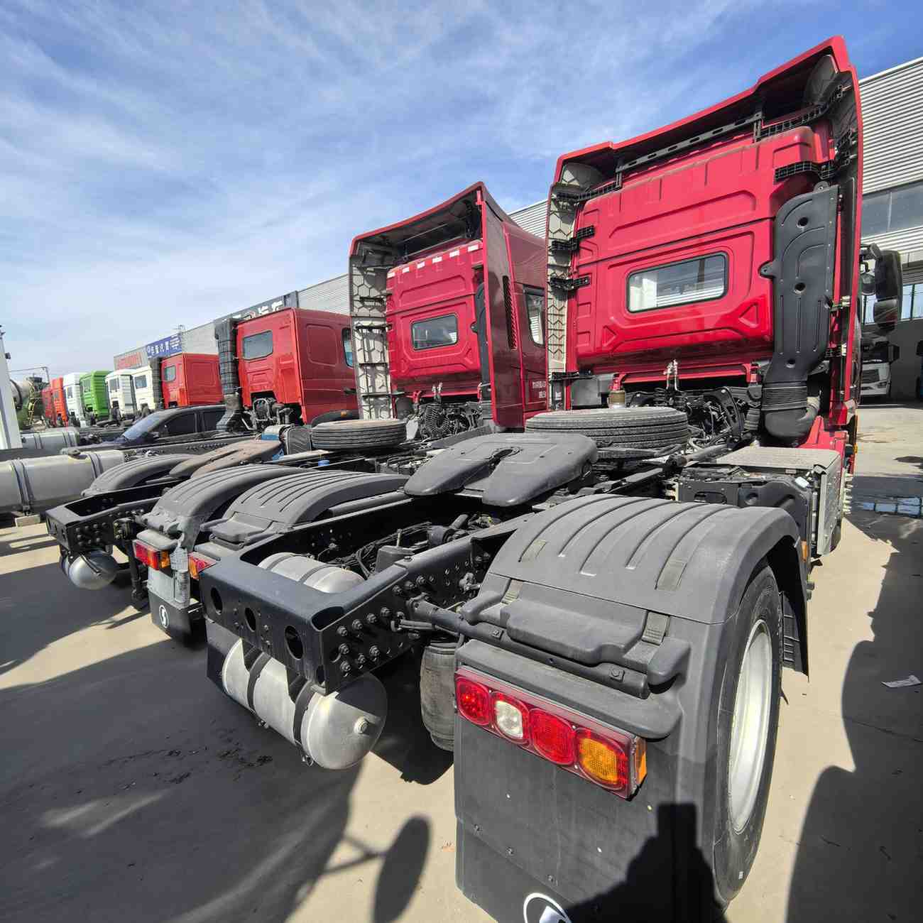 SHACMAN X3000 4X2 tractor truck - Image 2