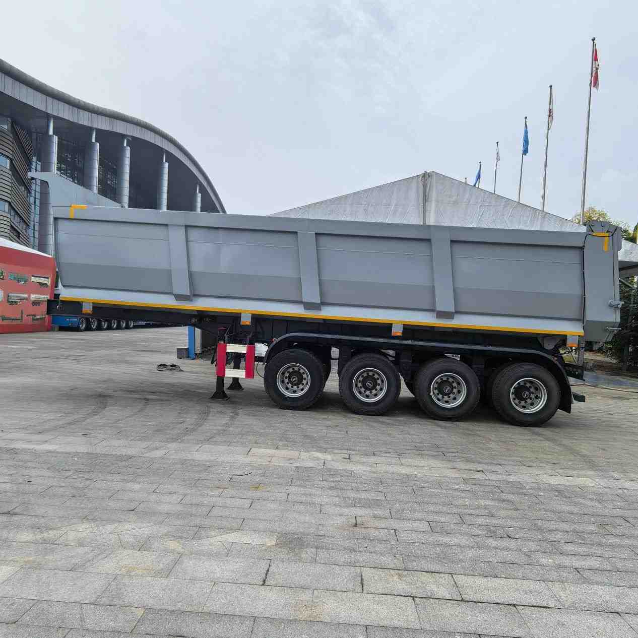 4-axle U shapeFour Bridge Rear Turning Self-unloading semi tarlier - Image 7