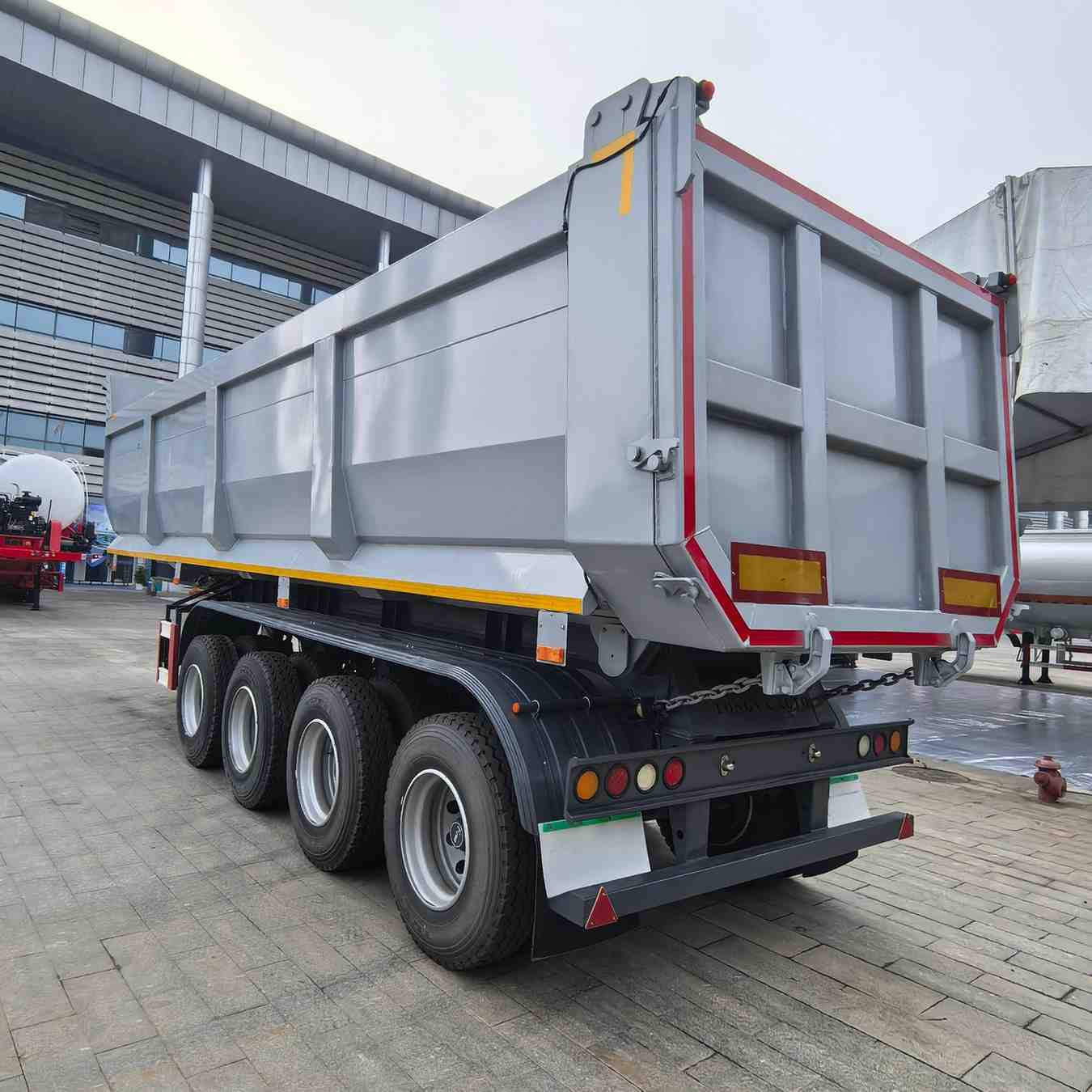 4-axle U-shaped four-axle rear dump semi tarlier - Image 2