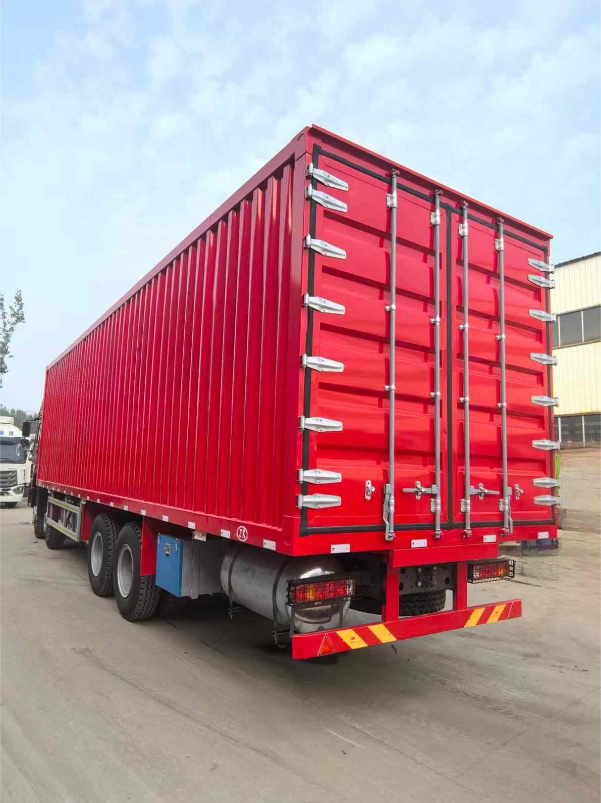 SINOTRUK HOWO 8X4 cargo chassis - Image 7