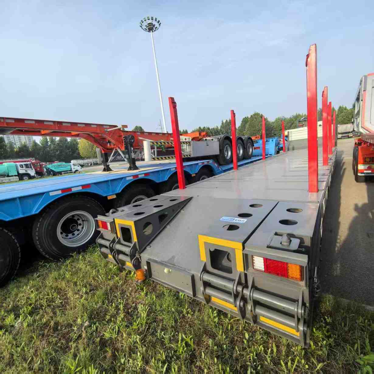 3-Axis Low Flatbed Semi-Trailer (with Wooden Piles) - Image 2