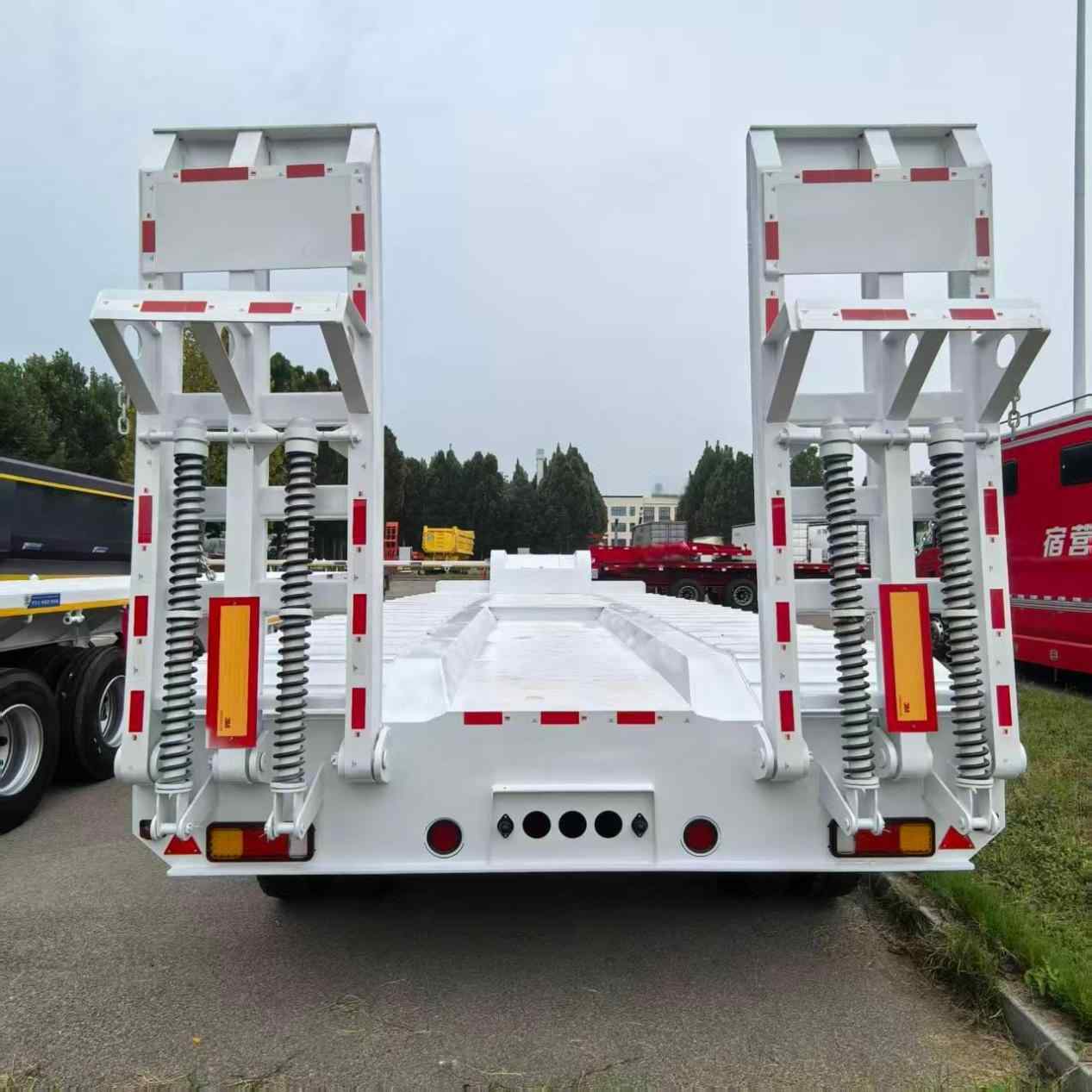 Low flatbed semi-trailer - Image 3