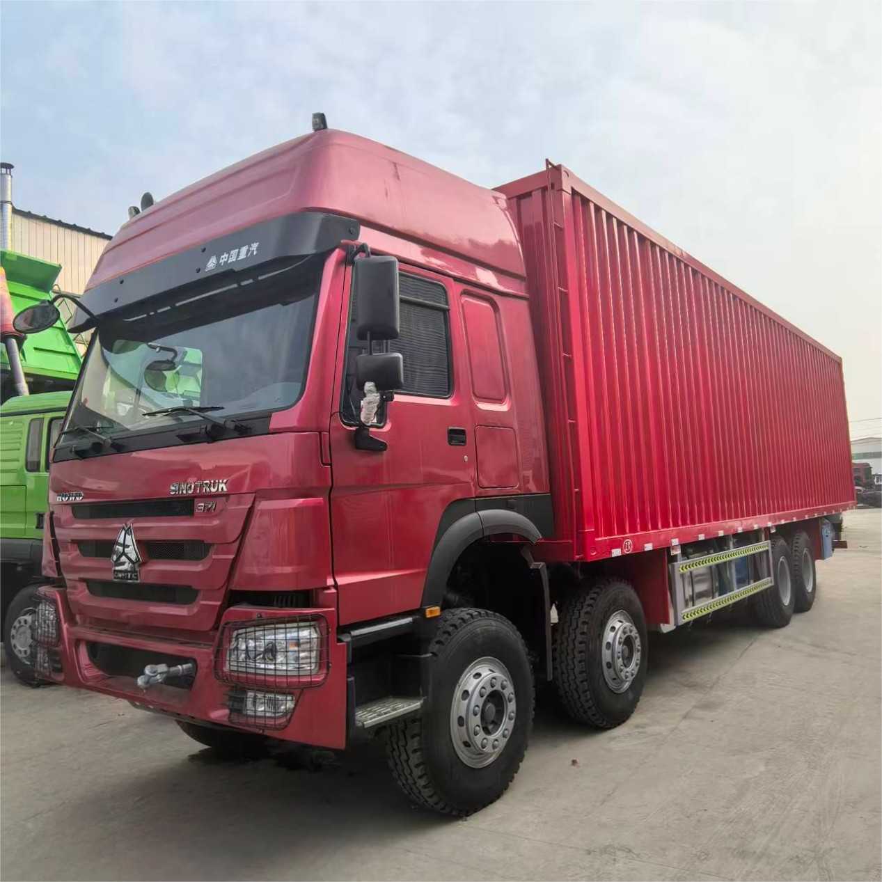 SINOTRUK HOWO 8X4 cargo chassis - Image 2