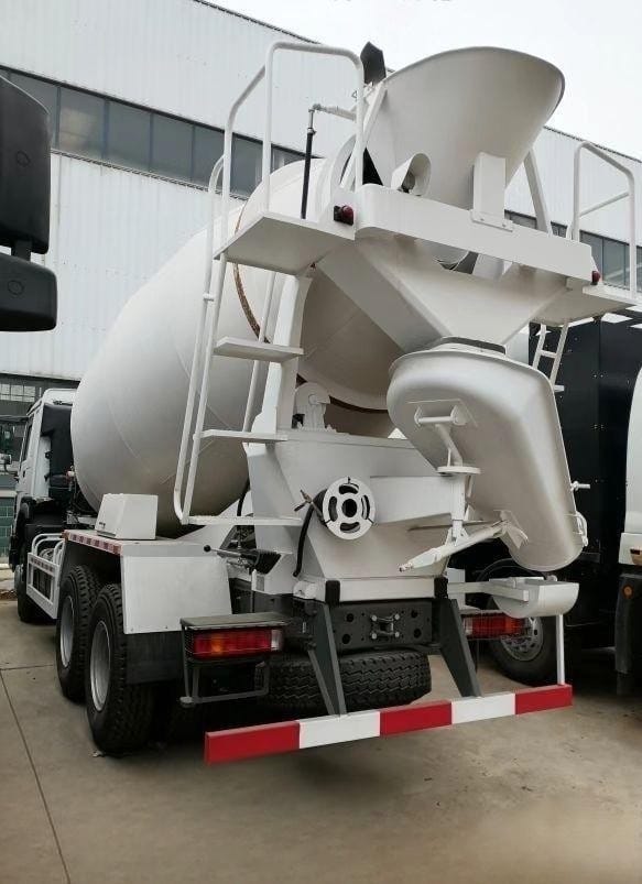 Howo 6x4 mixer truck - Image 3