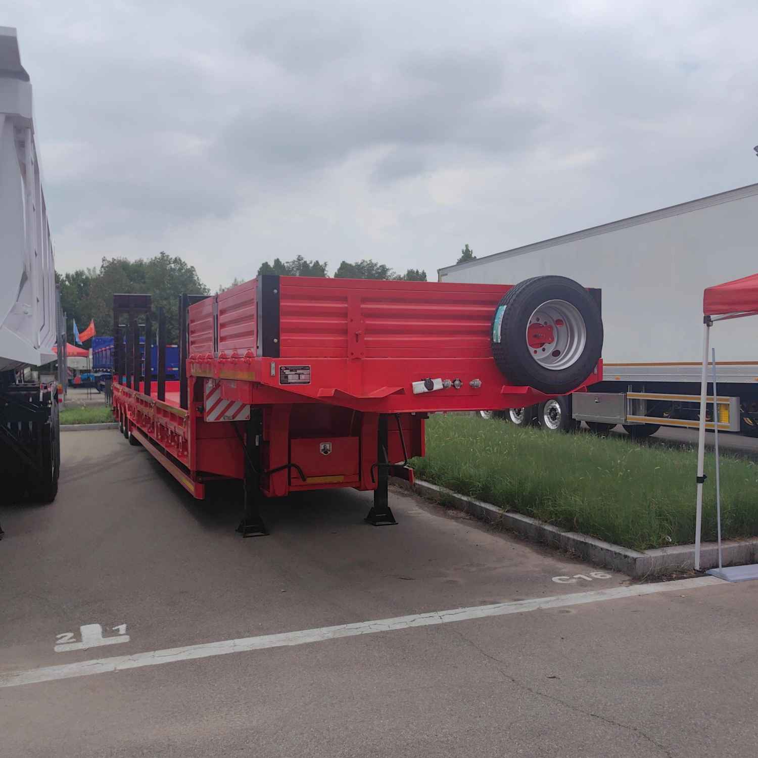 3-Axis Low Flatbed Semi-Trailer (with Wooden Piles) - Image 4