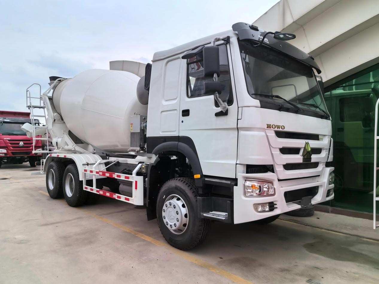 Howo 6x4 mixer truck - Image 4