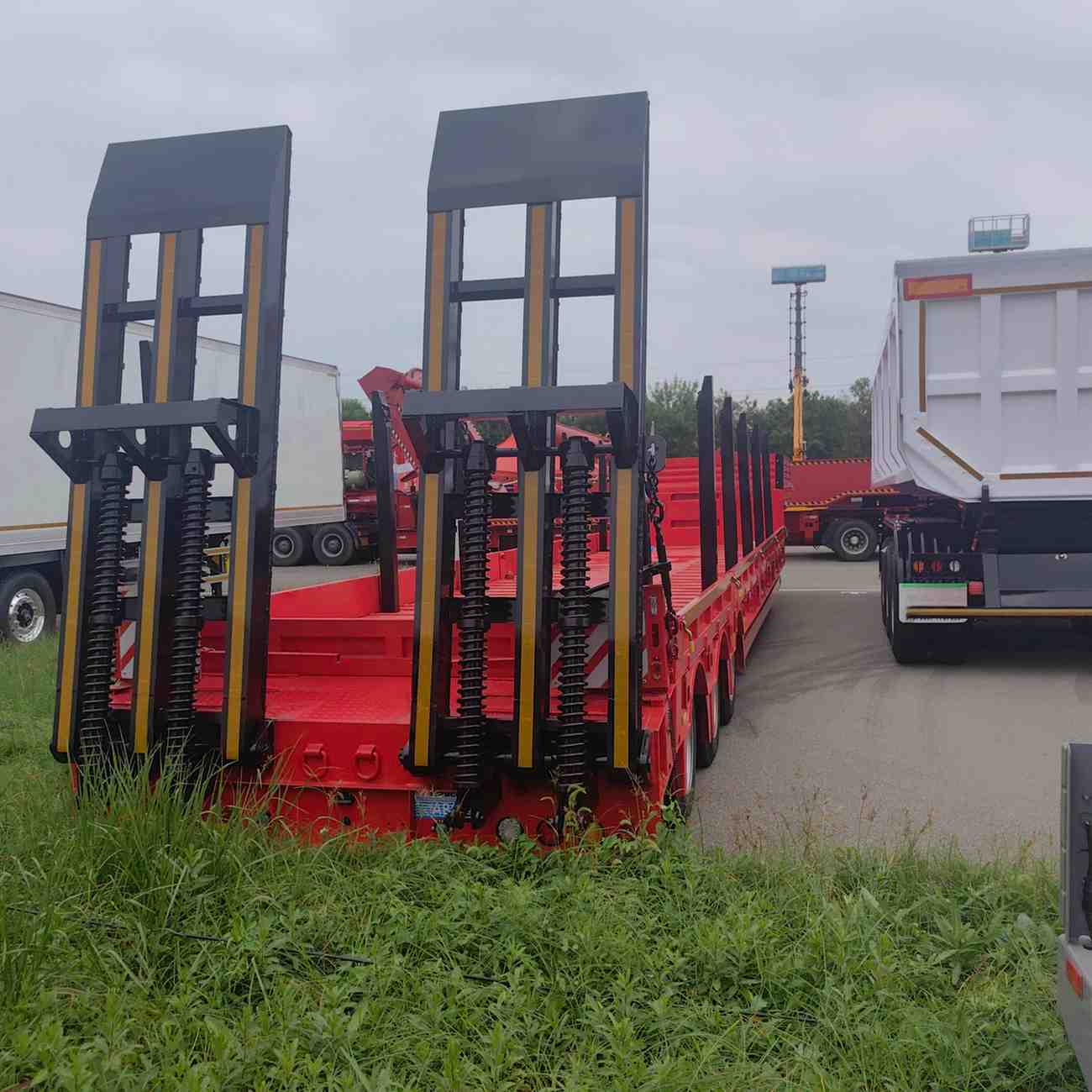 3-Axis Low Flatbed Semi-Trailer (with Wooden Piles) - Image 5