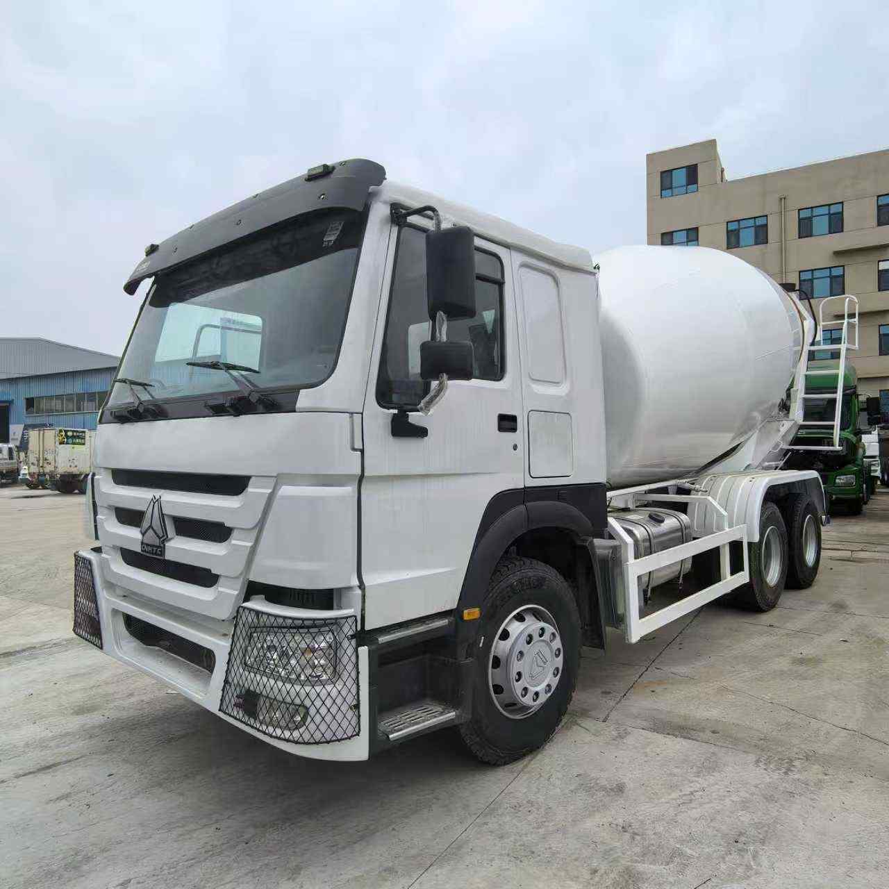 Howo 6x4 mixer truck - Image 5