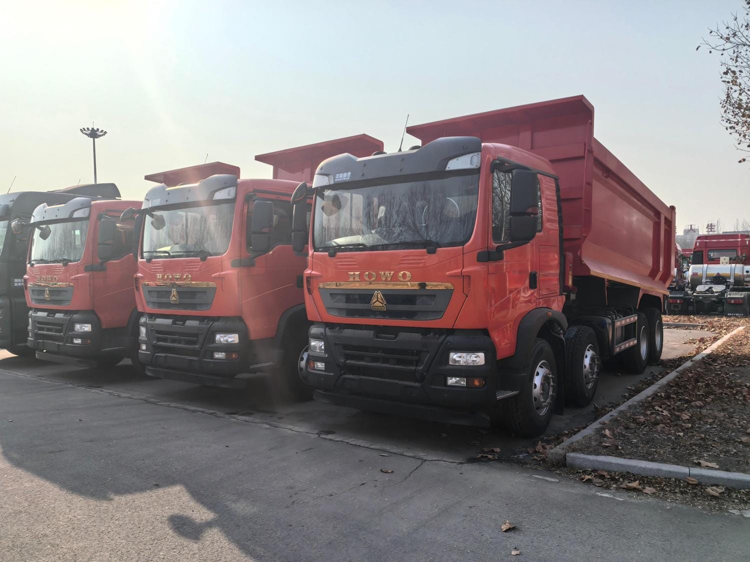 HOWO 400hp TX 8X4 Dump TRUCK - Image 5