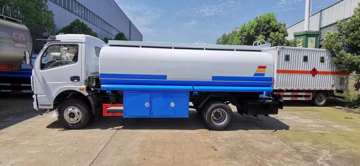 Dongfeng 4x2 A 10-cubic meter fuel tank truck - Image 6