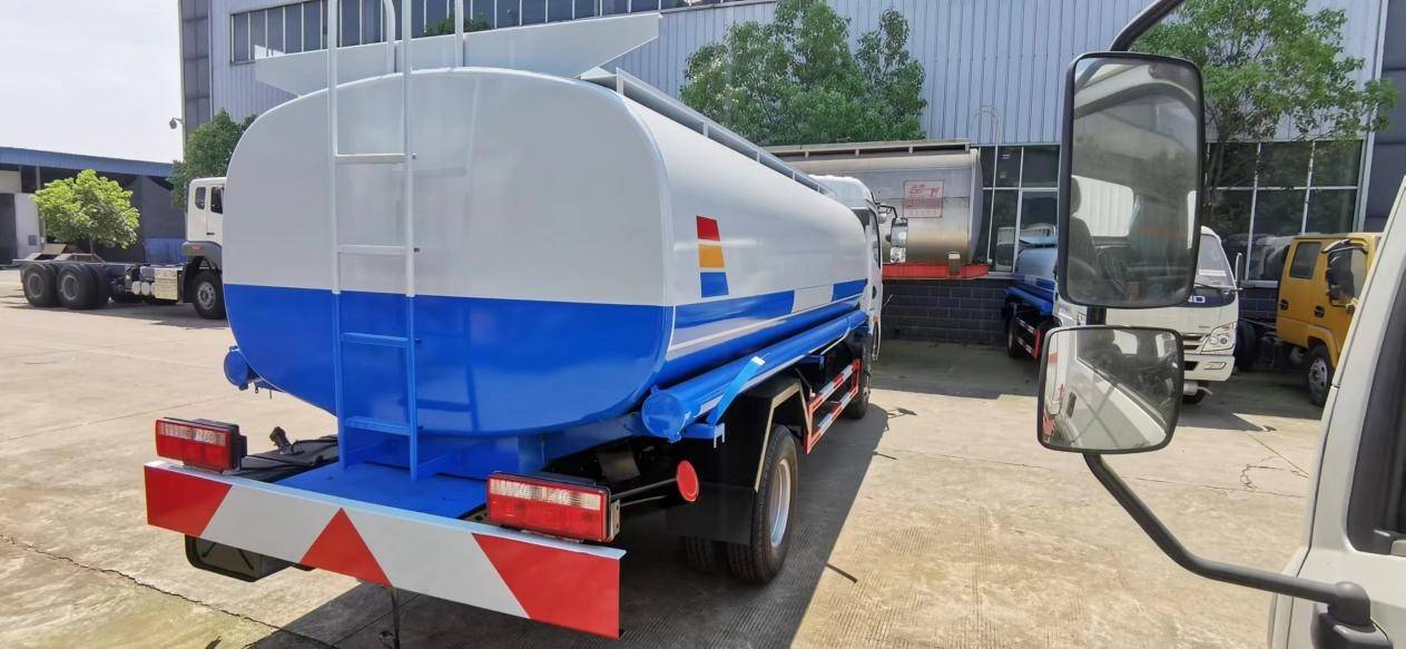 Dongfeng 4x2 A 10-cubic meter fuel tank truck - Image 5