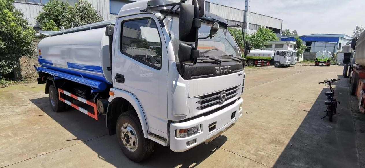Dongfeng 4x2 A 10-cubic meter fuel tank truck - Image 4