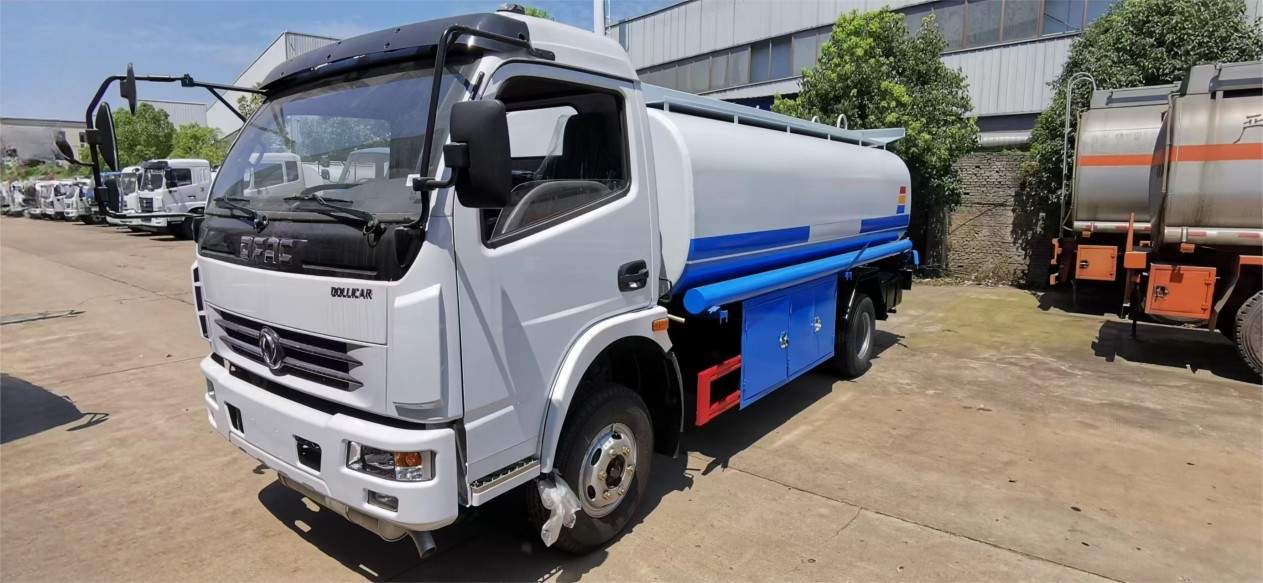 Dongfeng 4x2 A 10-cubic meter fuel tank truck - Image 3