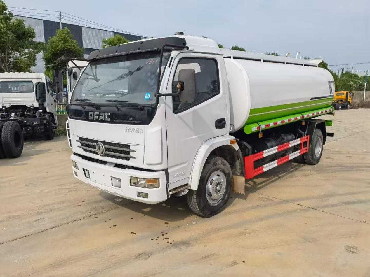 Dongfeng 4x2 A 10-cubic meter fuel tank truck - Image 2