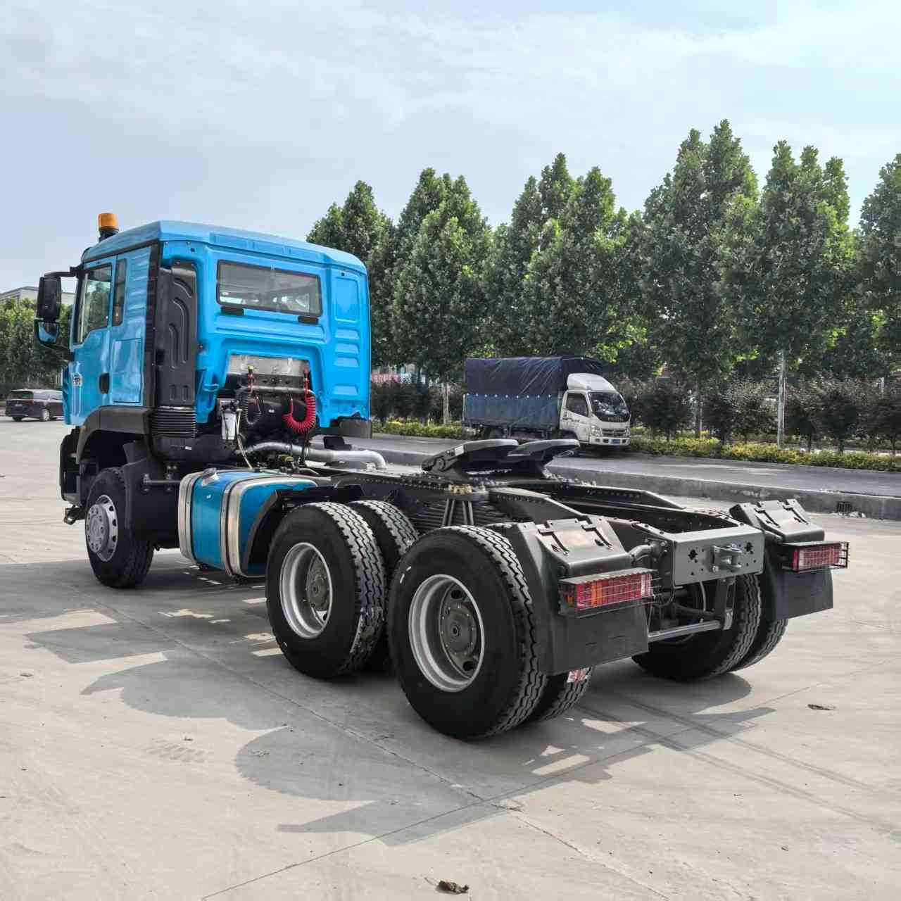HOWO TX 400hp 6x4 tractor truck - Image 3